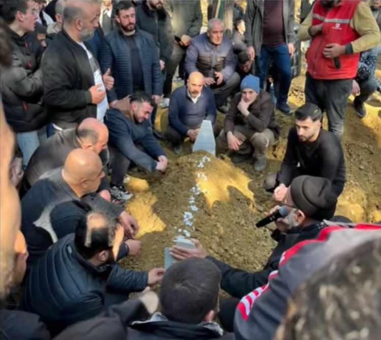<p><span style="color:#B22222"><strong>KAMYONETİN ALTINDA KALDI</strong></span></p>
<p> </p>
<p>Sokakta ilerleyen Karaboğa, kamyonetle park halindeki otomobil arasından geçtiği sırada motosikletin kontrolünü kaybederek aracın altında kaldı.</p>
<p>Kamyonetin ezdiği Karaboğa, yaşanan kazada ağır yaralandı.</p>
<p>Kaza anı güvenlik kamerasına yansıdı.</p>