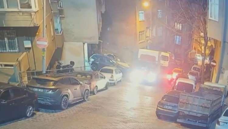 <p>İstanbul'da yürek yakan bir trafik kazası yaşandı...</p>
<p>Kağıthane ilçesinde çalıştığı otelden çıkan 17 yaşındaki Mustafa Karaboğa, evine gitmek üzere motosikletine binerek Şirintepe Mahallesi'nde ilerlemeye başladı.</p>