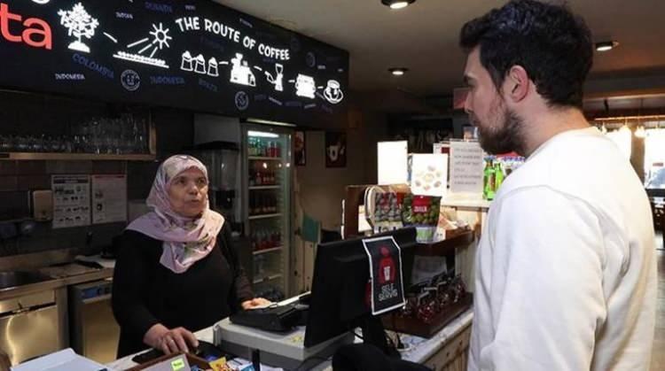 <p><strong>Her çeşit kahve yapmayı öğrendiğini söyleyen Çal, "Kendim cappuccino içtiğim için onu yapmayı seviyorum. Süslemeler de yapıyorum. Kızımdan gördüm. Kızım gelmedi mi, bir tarafım yarım gibi oluyor. O gelince mutlu oluyorum. Beraber çalışmak çok güzel." diye konuştu. </strong></p>
<p> </p>