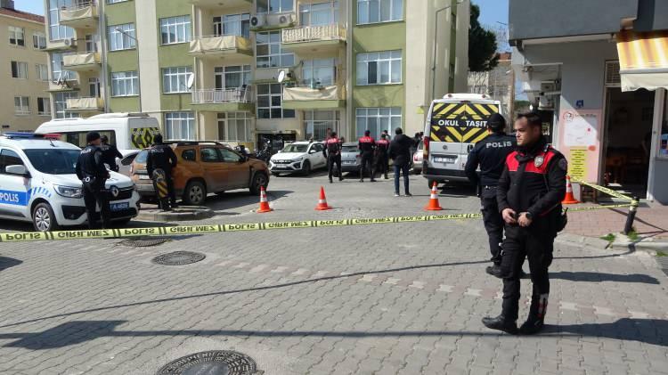 <p>Polis ekipleri elinde tüfeğiyle balkonda bulunan şahsı ikna etmeye çalıştı. </p>
<p> </p>