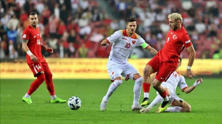 <p>Hazırlanan iddianamede, 19 Kasım 2024’de Karadağ - Türkiye futbol karşılaşmasında ‘EXXEN’ logosuyla yayın yapıldığı, ruhsatsız ve yasa dışı bahis sitelerinin reklamlarının, sanal reklam teknikleriyle stadyum reklam panolarına ve her iki kalenin yanına yerleştirildiğinin tespit edildiği anlatıldı.</p>
