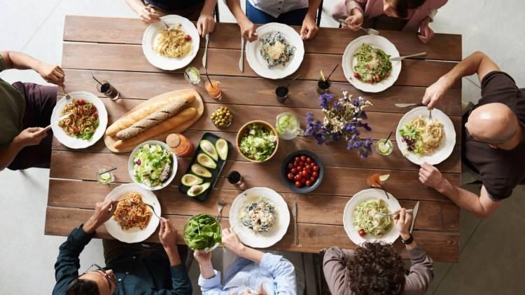 <p><strong>Öncelikle iftarda çok yemeyin! Yavaş yavaş ve azar azar yiyin.</strong></p>