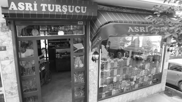 <p><span style="color:#B22222"><strong>ASRİ TURŞUCUSU, 1913</strong></span></p>

<p> </p>

<p>Fatih Edirnekapı'da 1913 yılında bir aile işletmesi olarak kurulan dükkân 1938 yılında Cihangir'e taşınmış. Turşucu, 1938’den beri Cihangir’de hizmet veriyor. Mekânın sahibi Vahdettin Çelikli 2004’te, evlat edindiği oğlu Ercan da dört yıl sonra hayata gözlerini yumunca, işletme teyzesinin oğlu Cenk Toydemir’e kaldı.</p>

