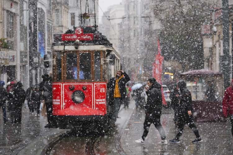 <p>"Kışı henüz atlatmadık, haftaya salı-cuma arası başımızda kar havası olacak görünüyor. Anadolu'ya kar, batı kıyılarına soğuk havada yağmur var. Atalarımız izin vermedi biz masumuz. Kazma kürek."</p>

<p> </p>
