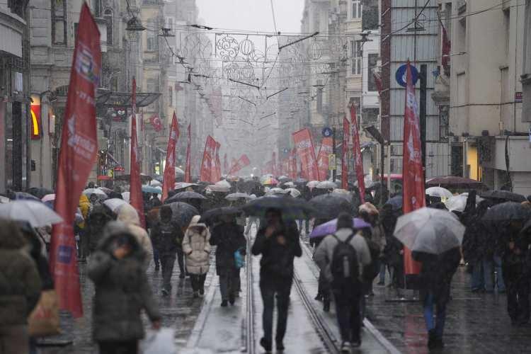 <p>HAVA SICAKLIĞI: Hava sıcaklığının, Ülke genelinde mevsim normallerinin üzerinde seyretmeye devam edeceği tahmin ediliyor.</p>
<p> </p>
<p>RÜZGAR: Genellikle güney yönlerden hafif, ara sıra orta kuvvette, Marmara'nın batısı ile Kuzey Ege kıyılarında kuvvetli (40-60 km/saat) olarak esmesi bekleniyor.</p>