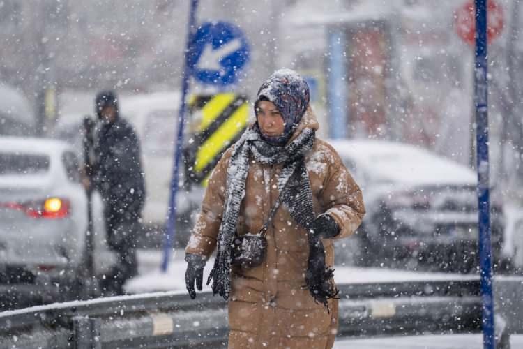 <p>UYARILAR</p>

<p>KUVVETLİ RÜZGAR UYARISI: Rüzgarın, Marmara'nın batısı ile Kuzey Ege kıyılarında güney yönlerden kuvvetli (40-60 km/saat) olarak esmesi beklendiğinden yaşanabilecek olumsuzluklara karşı dikkatli ve tedbirli olunması gerekmektedir.</p>
