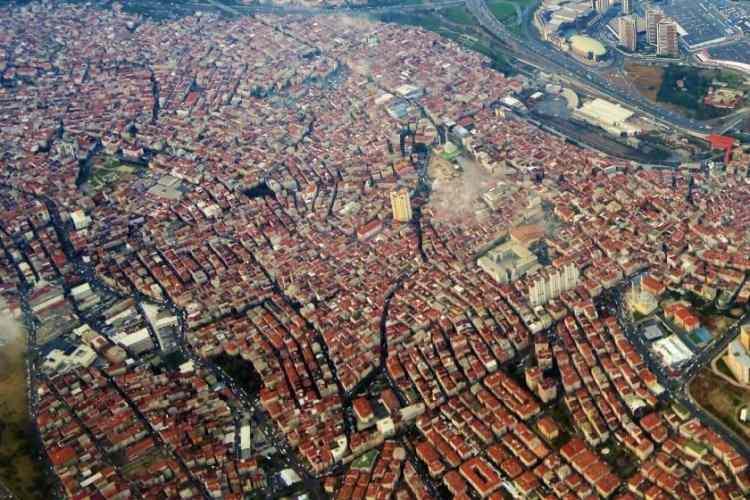 <p>Anadolu ve Avrupa yakasında kira fiyatları büyük farklılıklar gösterirken, İstanbul genelinde yalnızca bir ilçede kira bedeli 60 bin TL'yi aştı. Gayrimenkul uzmanları, özellikle yaz aylarına yaklaşırken talebin artmasıyla birlikte kira fiyatlarının yeniden yükselişe geçebileceğini öngörüyor.</p>
<p> </p>