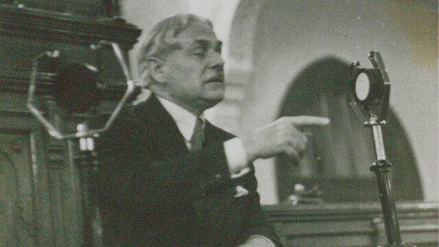 <p>Meclis'te İstiklal Marşı'nı okuyan ilk kişi de Hamdullah Suphi Tanrıöver oldu.</p>
<p>Mehmet Akif Ersoy, marşın kabulü sonrası bütçeden ayrılan 500 lira ödemeyi kadın ve çocuklara mesleki eğitim veren Darül Mesai Vakfına bağışladı.</p>