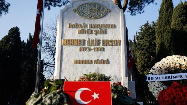 <p><span style="color:#B22222"><strong>1926'DA MISIR'A YERLEŞTİ</strong></span></p>
<p> </p>
<p>İstiklal Marşı'nı 48 yaşında kaleme alan Mehmet Akif Ersoy, meclis seçimlerine tekrar katılmayı hiç düşünmedi.</p>
<p>Ersoy, ailesi ve Sebilürreşad Dergisi ekibi ile birlikte İstanbul'a geri dönmesinin ardından, Abbas Halim Paşa’nın daveti üzerine gittiği Mısır’a 1926'da ailesi ile birlikte yerleşir.</p>
<p>Şair, hastalıklar ve maddi sıkıntıların yakasını Mısır'da da bırakmamasına rağmen, Mısır Üniversitesi’nde Türk Dili eğitimi verdi ve Mısır'da kaldığı sürede <em><strong>"Firavunla Yüzyüze"</strong></em> adlı şiirini yazdı.</p>
<p>Mehmet Akif, 1935'te hastalandı ve gurbette yaşadığı sürece, çok sevdiği, hasretini çektiği memleketinde ölmek istediğinden 1936'da İstanbul'a döndü.</p>
<p>Büyük şair 27 Aralık 1936'da Beyoğlu'ndaki Mısır Apartmanı'nda vefat etti ve tabutu Türk bayrağına sarıldı.</p>