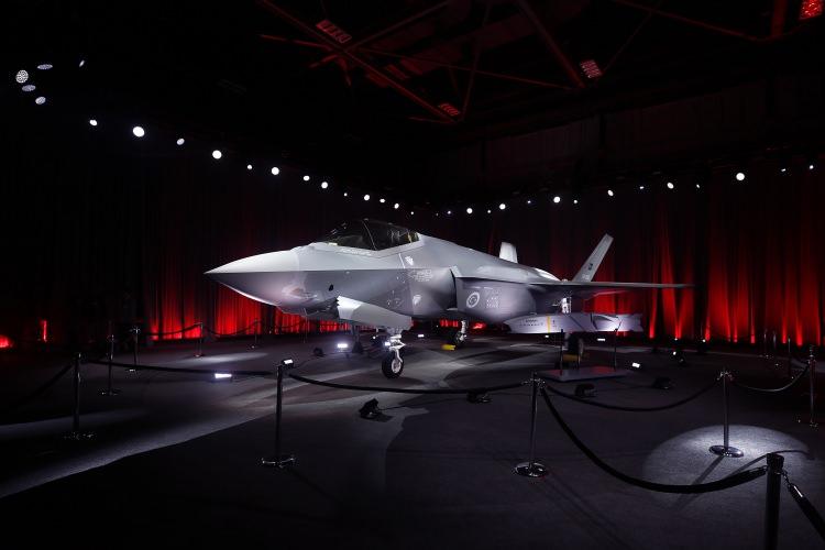 <p>Bu bağlamda, Lockheed Martin tarafından üretilen F-35 savaş uçakları hakkında "kill switch" iddiaları gündeme geldi. Avrupa'daki birçok savunma uzmanı, ABD'nin bu uçaklara uzaktan müdahale edebilme yeteneğine sahip olup olmadığını sorguluyor.</p>
