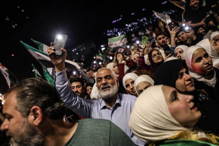 <p>Konserler ve havai fişek gösterileriyle devam eden etkinliklere katılan aktivist Meyse Mahmud, devrim sürecinde 11 yıl boyunca sahada yer aldığını ve kadınların sesini duyurmak için çalıştığını söyledi.</p>
