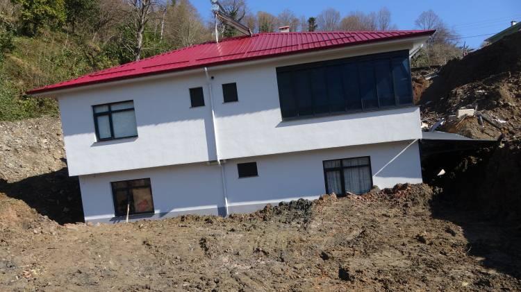 <p>Doğu Karadeniz'de son aylarda ani kar erimesi kaynaklı heyelanların arttığını belirten uzmanlar, özellikle sarp arazilerdeki yapılaşmadaki 'zayıf zemin'e dikkati çekiyor.</p>