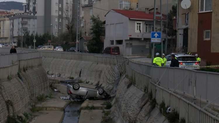 <p>Otomobil demir bariyerlere çarparak dereye uçtu. </p>