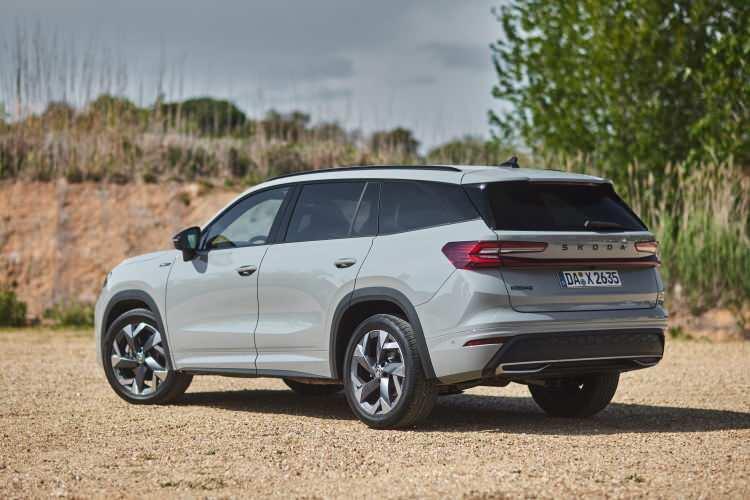 <p>Yeni <strong>Škoda Kodiaq </strong>Sportline 1.5 TSI mHEV 150 PS DSG 3.449.900 TL</p>
<p> </p>
<p>Yeni <strong>Škoda Kodiaq </strong>Prestige 2.0 TDI SCR 193 PS DSG 4x4 5.049.900 TL</p>
<p> </p>