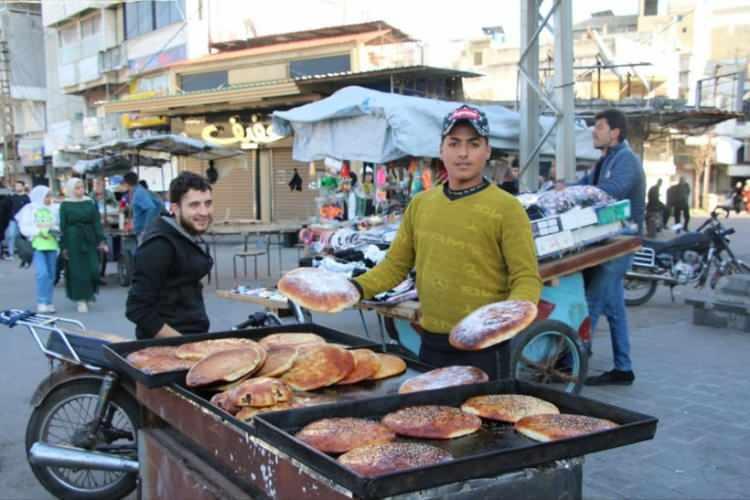 <p>Suriye bayrakları taşıyan göstericiler, Şam yönetimine bağlılıklarını bildiren sloganlar attı. Ellerindeki dövizlerde, “Suriye halkı birdir, Suriye yaralarını sarıyor” ifadeleri yer aldı.</p>