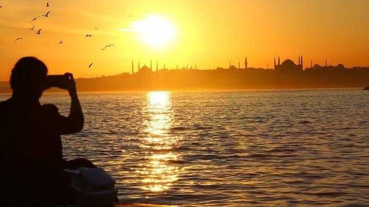 <p>Yoğun kar yağışının ardından Marmara Bölgesi'nde hava sıcaklığı mevsim normallerinin üzerine çıktı. </p>