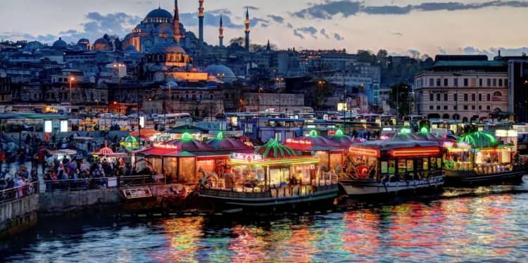 <p>&Ccedil;&ouml;l tozlarının yalnızca İstanbul ile sınırlı kalmayacağını belirten Prof. Dr. Toros, G&uuml;ney Avrupa ve Doğu Avrupa'da da benzer bir durum yaşandığını T&uuml;rkiye'nin b&uuml;y&uuml;k bir b&ouml;l&uuml;m&uuml;nde bu hava olayının hissedileceğini vurguladı.</p>

<p>&nbsp;</p>

<p>&Ouml;zellikle sabah ve akşam saatlerinde g&uuml;neş ışınlarının &ccedil;&ouml;l tozu nedeniyle kırılarak g&ouml;ky&uuml;z&uuml;nde turuncu ve kızıl tonlarında bir renk değişimi oluşturacağı ifade ediliyor.</p>
