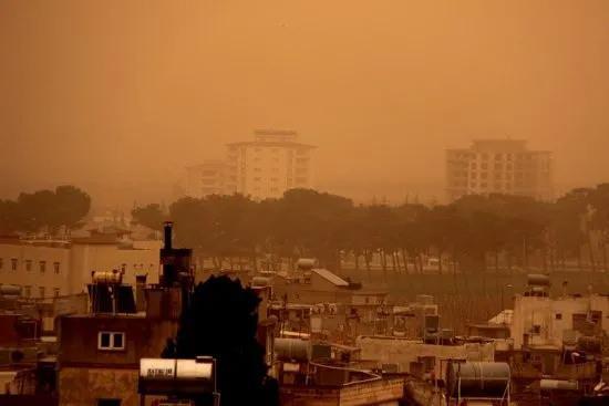 <p>Sahra &Ccedil;&ouml;l&uuml;'nden gelen tozların fosfor ve demir gibi mineraller a&ccedil;ısından olduk&ccedil;a zengin olduğunu anlatan Toros, bahar aylarında bitkilerin en &ccedil;ok ihtiya&ccedil; duyduğu d&ouml;nemde bu tozların bir nevi doğal g&uuml;bre g&ouml;revi g&ouml;rd&uuml;ğ&uuml;n&uuml;, toprak &uuml;zerine &ccedil;&ouml;ken bu mineral y&uuml;kl&uuml; tozların bitkilerin besin ihtiyacını karşılamalarına yardımcı olduğunu kaydetti.</p>
