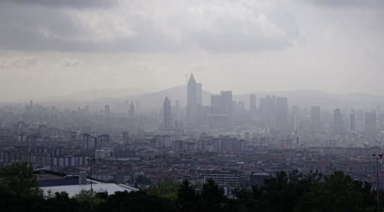 <p><span style="color:#B22222"><strong>UZMANLARDAN UYARI</strong></span></p>

<p>&nbsp;</p>

<p>Uzmanlar, bahar d&ouml;neminde g&ouml;r&uuml;len toz taşınımının tarım i&ccedil;in faydasına dikkati &ccedil;ekiyor.</p>

<p>Ancak bahar alerjisi ve solunum rahatsızlığı olanların, bu d&ouml;nemde tedbiri elden bırakmaması tavsiye ediliyor.</p>
