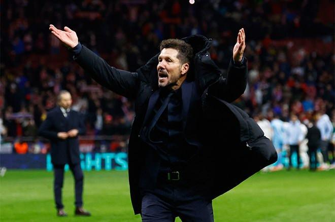 <p>Atletico Madrid Teknik Direktörü Diego Simeone ise penaltı pozisyonuyla ilgili, <strong>"Julian'ın penaltısında topa iki kez dokunduğunu gören varsa elini kaldırsın. Kimse yok değil mi? VAR'ın penaltıları incelediğini daha önce görmedim. Oyuncularımla gurur duyuyorum."</strong> ifadelerini kullandı.</p>