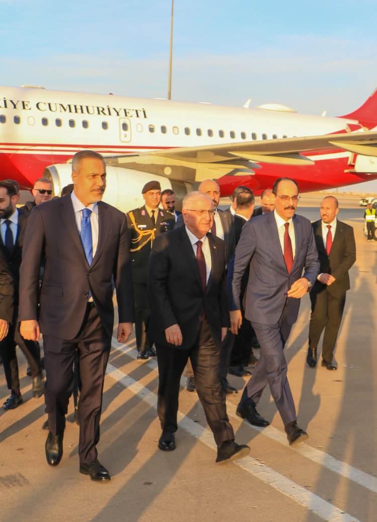 <p>Fidan, Güler ve Kalın'ın resmi temaslarda bulunmak üzere Suriye'nin başkenti Şam'a yaptığı ziyaret başladı.</p>