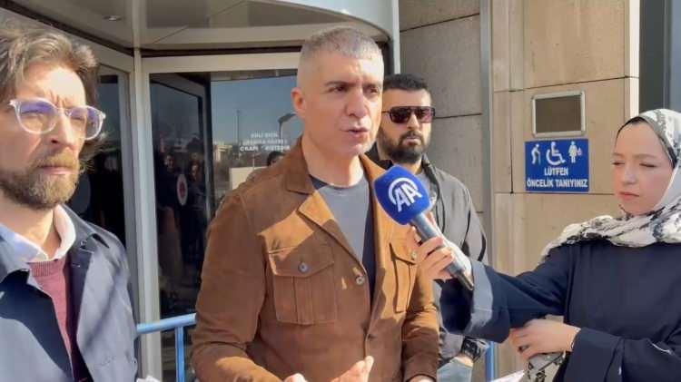 <p>Ağabey Deniz, ünlü sanatçı için "Sahtekarın, yalancının teki. Önce bankadaki borcunu ödesin. Altyapısını da yapmış, karısını da göndermiş. İngiltere'ye kaçacak, bunun hazırlığını yapıyor. Eşi zaten Londra'da şu an. Ölümüme gelmeyecek, vasiyetimdir, cenazeme gelirse almayın dedim." şeklinde konuştu.</p>