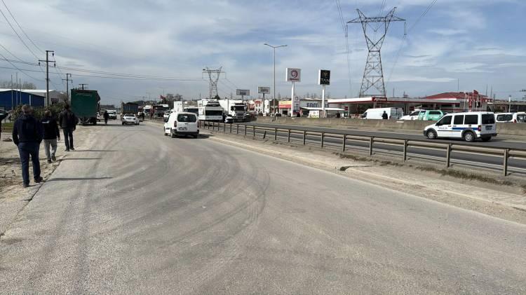 <p>Tosunun yolda araçların üzerine koştuğu, ekip ve vatandaşları da peşine taktığı anlar ise saniye saniye kaydedildi.</p>