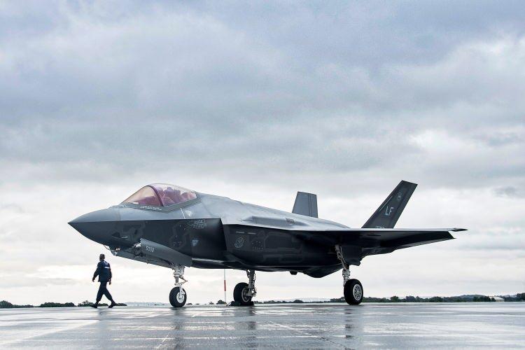 <p>Ancak F-35'in tamamen bağımsız çalıştırılması halinde Avrupa'nın, ABD'nin sağladığı istihbarat ve güncelleme sistemlerinden mahrum kalacağını belirtti.</p>
