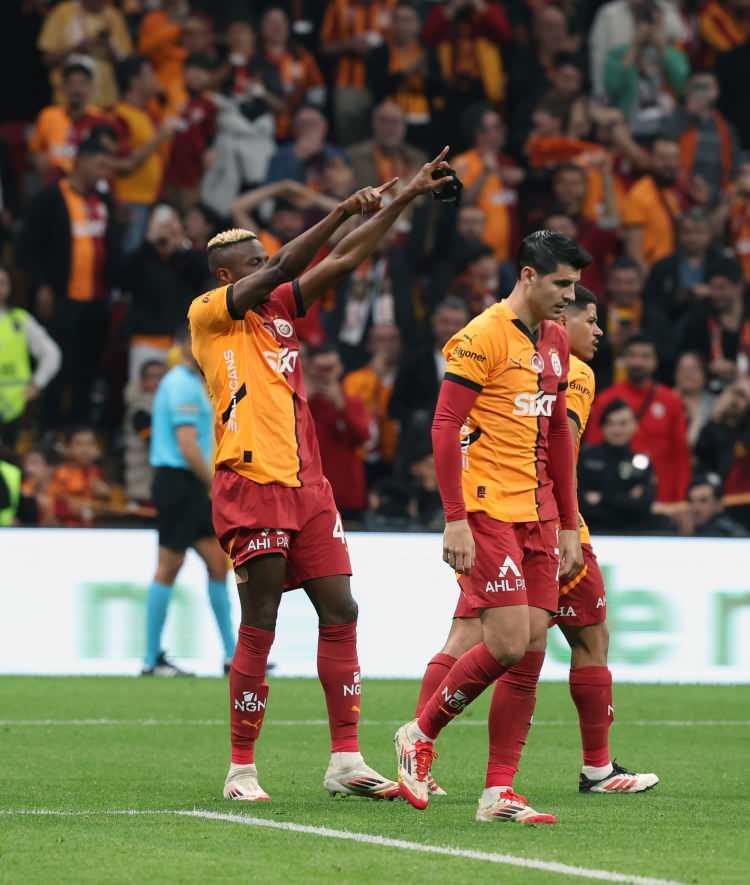 <p><strong>"Hesap yapar 10 hafta kaldı 5'ini içerde oynuyorum. 2 İstanbul deplasmanım var ama bu deplasmalar zorlu, biri Beşiktaş. İstanbul dışında 3 maçı kalmıştı. Favori gibi başladı ve ilk yarıyı bitirdi."</strong></p>