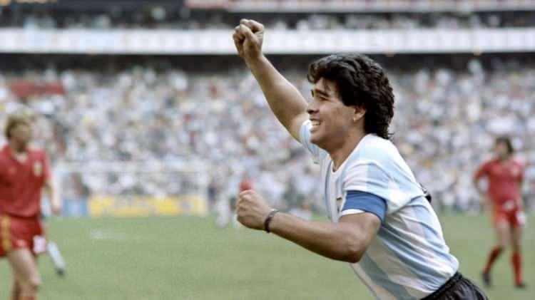 <p>Futbol tarihinin en iyi oyuncuları arasında yer alan Maradona, 25 Kasım'da Arjantin'in Buenos Aires eyaletine bağlı Tigre kentinde "kronik kalp yetmezliğine bağlı akut akciğer ödemi" nedeniyle hayatını kaybetmişti.</p>
