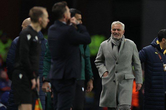 <p><strong>DailyRecord:</strong> Öfkeli Mourinho bir komplonun kurbanı olduğundan korkuyor. Özel biri, Roma'nın Bükreş'te Sevilla'ya kaybettiği 2023 Avrupa Ligi Finali'nin ardından patlak veren sert tartışmanın ardından Fenerbahçe'nin bunun bedelini ödediğine dair yeni korkular yarattı.</p>
