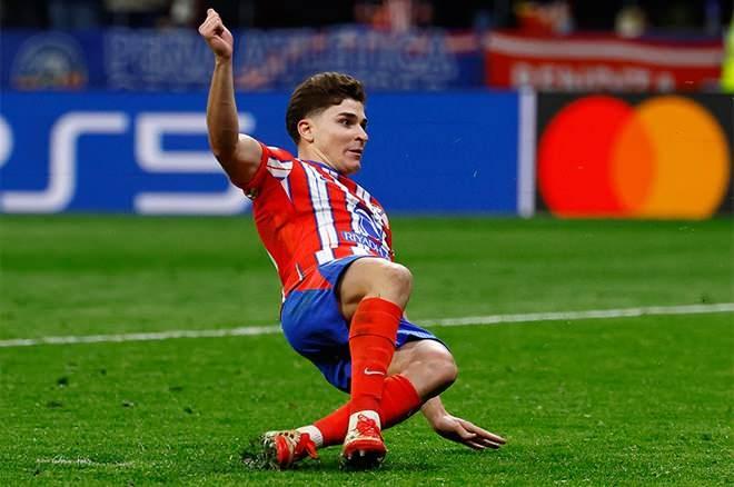 <p>Atletico Madrid'in ikinci penaltısında topun başına geçen Julian Alvarez, ayağının kaymasına rağmen ağları havalandırdı.</p>
