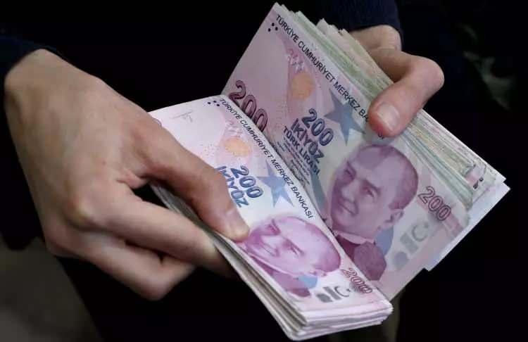 <p>Yeni emeklilik sisteminde kadınlar 58 yaşından erkekler 60 yaşından önce emekli olamazken, son şanslı grup yaş şartı aranmadan emekli olan 2,5 milyonu aşkın EYT’li oldu. </p>