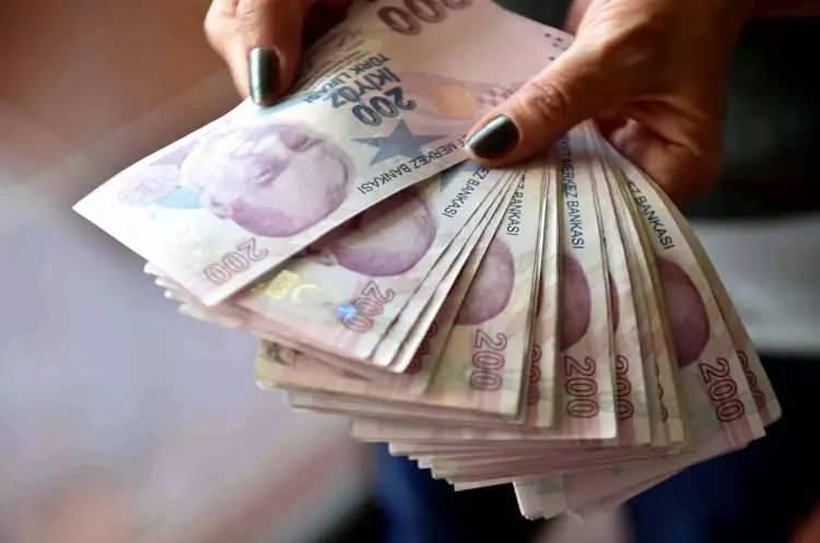 <p>Uzun mesai saatleri ve zorlu çalışma şartları, yaş ilerledikçe çalışma performansını da etkilerken EYT'Den yararlanamayan milyonlarca kişi de erken emeliliğe ilişkin araştırmalar yapıyor. </p>
<p> </p>