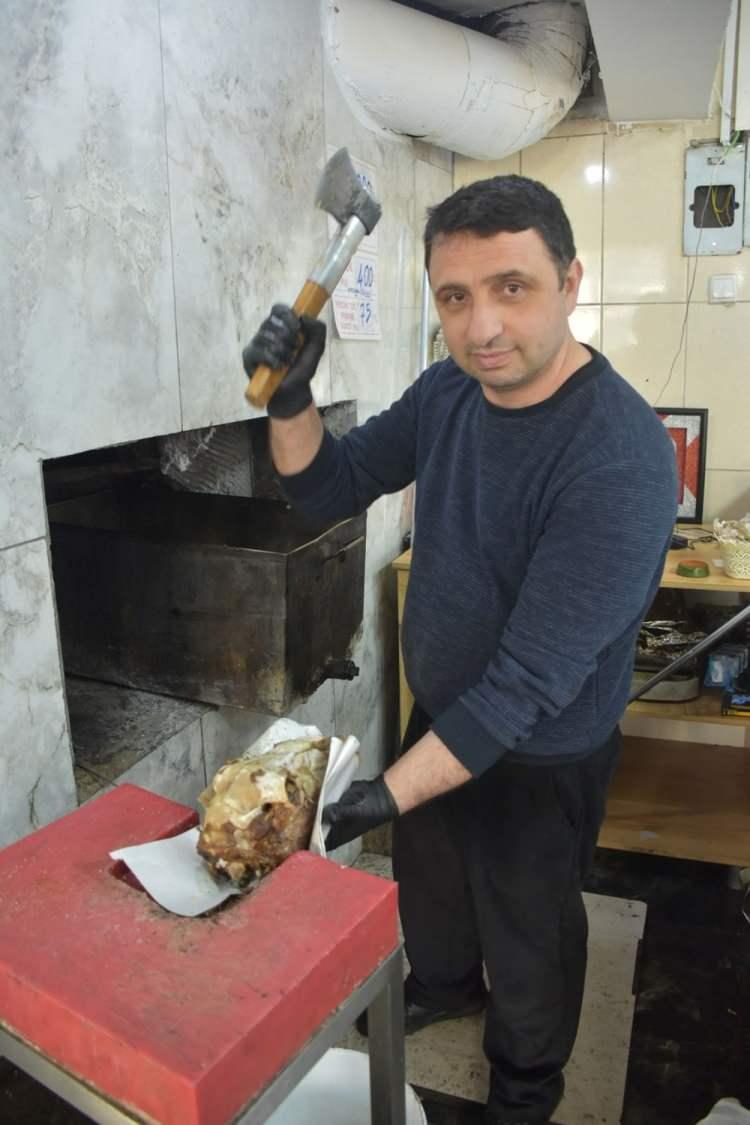 <p>Kelle hazırlanırken kuzu ve koyun başları kullanılıyor. Mezbahalardan alınan kelleler temizlendikten sonra kapalı özel tavaların içerisine konulup odun ateşinde, taş fırınlarda 12-14 saat boyunca pişiriliyor.</p>
