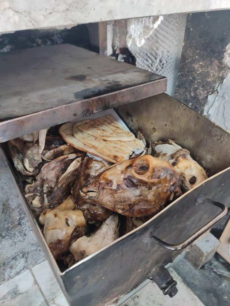 <p>Normal günlerde sabah namazı saatlerine yakın hazır hale getirilen kelleler, kahvaltıda tüketilirken Ramazan ayında iftar saatine yakın satışa sunuluyor. İftar alışverişine çıkan Sivaslılar, kelle fırınlarına giderek bu eşsiz lezzeti satın alıyor.</p>