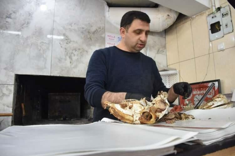 <p>Pişmiş kuzu ve koyun kellelerinin fiyatları 250 ile 300 TL arasında değişiyor.</p>
<p> </p>
