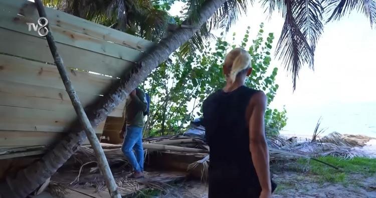 <p><span style="color:#B22222"><strong>EVLER TEK TEK YIKILDI</strong></span></p>

<p>Adada yarışmacıların sahile yaptığı yapılar yıkıldı.</p>
