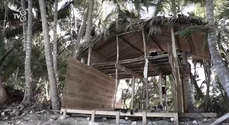 <p>Batuhan, "Vallahi moralim bozuk, motivasyonum &ccedil;ok d&uuml;ş&uuml;k. Sonra dediler ki ev sahilden &ccedil;ok g&ouml;z&uuml;k&uuml;yor, bunun yıkılması gerekiyor. Birden geldiler, kep&ccedil;eyi vurdular. Kafamı dinleyebildiğim, şuradan ka&ccedil;abildiğim bir ev olmuştu ama yıkıldı. Beni &uuml;zen asıl şey evin yıkılışını izlerken kimse yanımda yoktu" ifadelerini kullandı</p>
