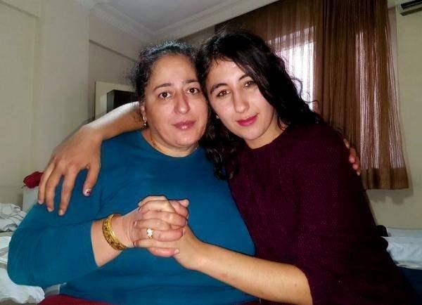 <p>Fatma Toyguncu, kızının kaybolduğu günü anlatırken şunları söyledi: "Benim yavrum Melike Toyguncu 14 yaşına yeni girmişti. O gün ablası için form almaya çıkmıştı ve bir daha dönmedi. Kızımın bir evde 53 gün boyunca tutulduğu bilirkişi raporuyla ispat edildi. Evde tişörtü, saç tokası ve saç telleri bulundu. DNA incelemesi yapıldı ve kızımın o evde olduğu kesinleşti. Ama kızımı bulamadılar. Çekip gitti, bir gece bile kalmadı diyorlar. Bunca delil var. Benim yavrumun elindeki telefonunu kullandılar. Taş yarıldı içine mi girdi dört kişinin arasında. Nerede benim yavrum? Nerede ben niye sarılamıyorum, niye öpemiyorum, niye koklayamıyorum ben yavrumu? Benim yavrum bulunmadan sanıklara özgürlük yolu açıldı. Ben artık kızımın bulunmasını istiyorum. Ölüyse ölüsünü, diriyse dirisini getirsinler bana."</p>