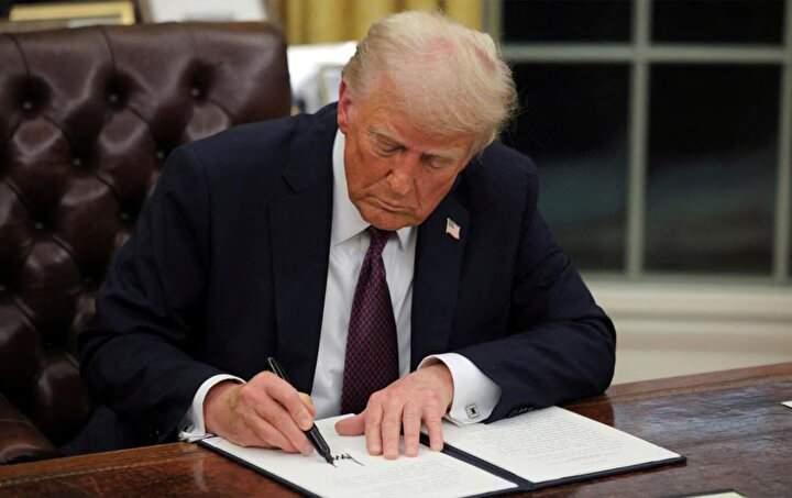 <p>ABD Başkanı Donald Trump 20 Ocak'ta, ABD'ye giriş yapmak isteyen yabancılara yönelik ulusal güvenlik tehditlerini tespit etmek amacıyla güvenlik soruşturmalarının yoğunlaştırılmasını içeren bir kararname imzalamıştı. Kararnamede, kabine üyelerinden bazılarına "inceleme ve tarama bilgileri çok yetersiz" olduğu gerekçesiyle seyahatlerin kısmen veya tamamen durdurulması gereken ülkelerin listesini 21 Mart'a kadar sunmaları talimatı verilmişti.</p>
<p> </p>