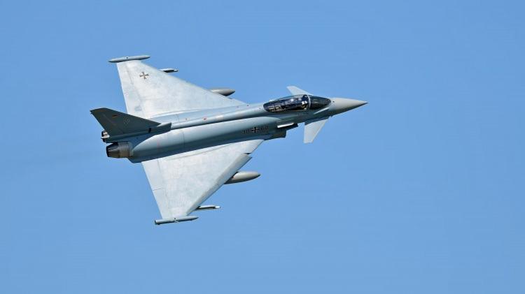 <p>Ancak Eurofighter Typhoon’un Türkiye’ye satışına, konsorsiyum üyelerinden Almanya’nın nasıl yaklaşacağı belirsizliğini koruyor.</p>
<p> </p>
<p> </p>
<p>İngiltere ve İspanya, Türkiye’ye satış konusunda daha olumlu bir tavır alırken, Almanya’nın kararı sürecin seyrini belirleyecek önemli faktörlerden biri olacak.</p>
<p> </p>