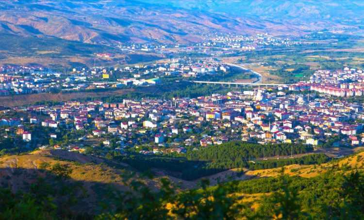 <p>Bingöl (Doğu Anadolu)</p>
<p>2022: 282 bin 556</p>
<p>2023: 285 bin 655<br />
<br />
2024: 283 bin 276 </p>
<p>Fark: - 2 bin 379</p>