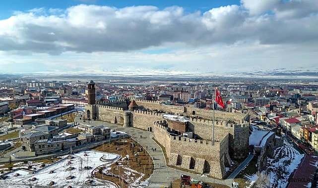<p>Erzurum (Doğu Anadolu)</p>
<p>2022: 749 bin 754</p>
<p>2023: 749 bin 993<br />
<br />
2024: 745 bin 005</p>
<p>Fark: - 4 bin 988</p>