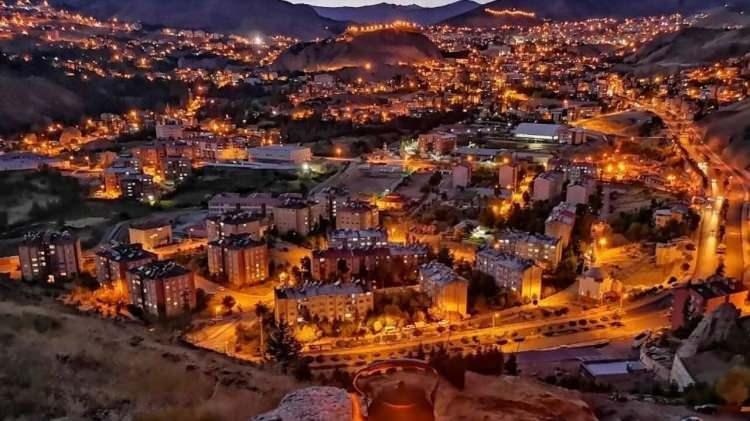 <p>Hakkâri (Doğu Anadolu)</p>
<p>2022: 275 bin 333</p>
<p>2023: 287 bin 625<br />
<br />
2024: 282 bin 191</p>
<p>Fark: -5 bin 434</p>