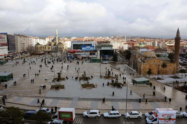 <p>Kırşehir (Güneydoğu Anadolu)</p>
<p>2022: 244 bin 519</p>
<p>2023: 247 bin 179<br />
<br />
2024: 244 bin 546</p>
<p>Fark: - 2 bin 633</p>