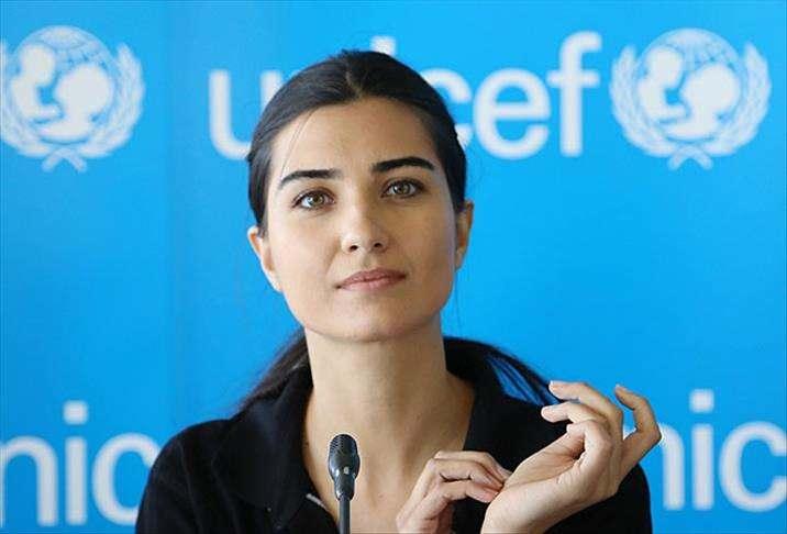 <p><strong><span style="color:#B22222">TUBA BÜYÜKÜSTÜN</span>  |  DEKOR VE SAHNE TASARIMCILIĞI</strong></p>

<p> </p>
