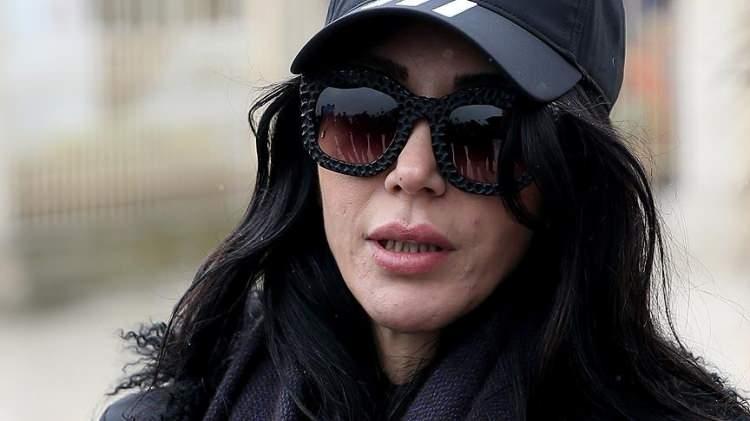 <p><strong><span style="color:#B22222">HANDE YENER</span> | TEZGAHTARLIK</strong></p>