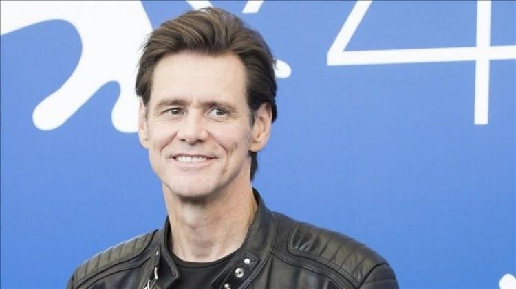 <p><strong><span style="color:#B22222">JIM CARREY </span>| </strong><strong>TEMİZLİK VE TAMİR İŞÇİSİ</strong></p>