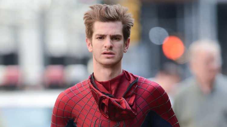 <p><strong><span style="color:#B22222">ANDREW GARFIELD</span> | GAZETE DAĞITICISI</strong></p>
